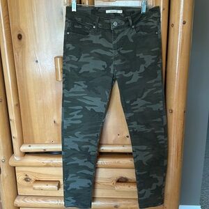 Levi Strauss women’s camouflage green 711 skinny jeans. Size 29